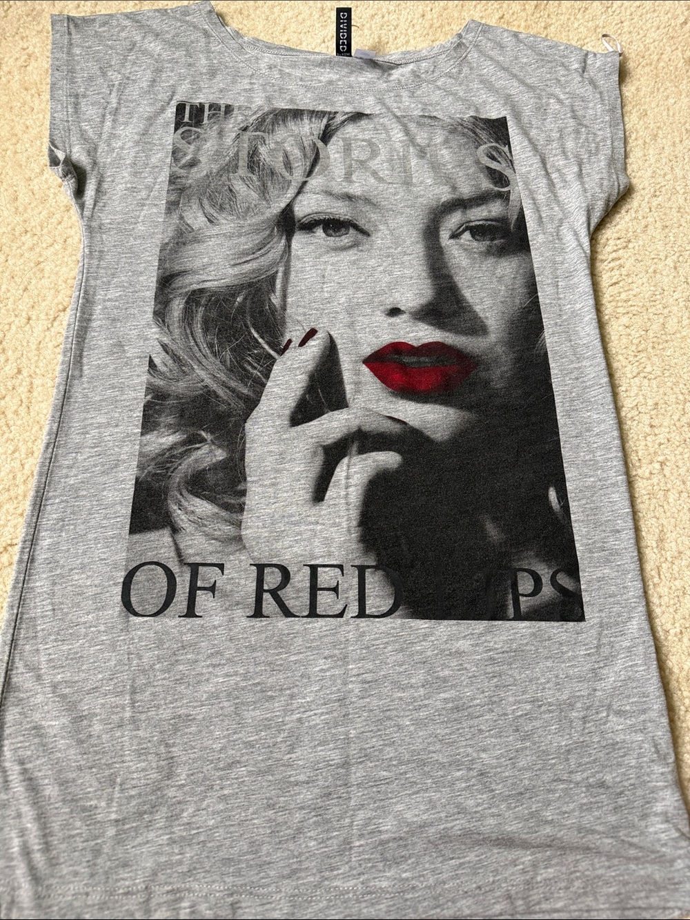 H&M Divided Gray Graphic Tee with Red Lip Print size 6 50% polyester 50% viscose